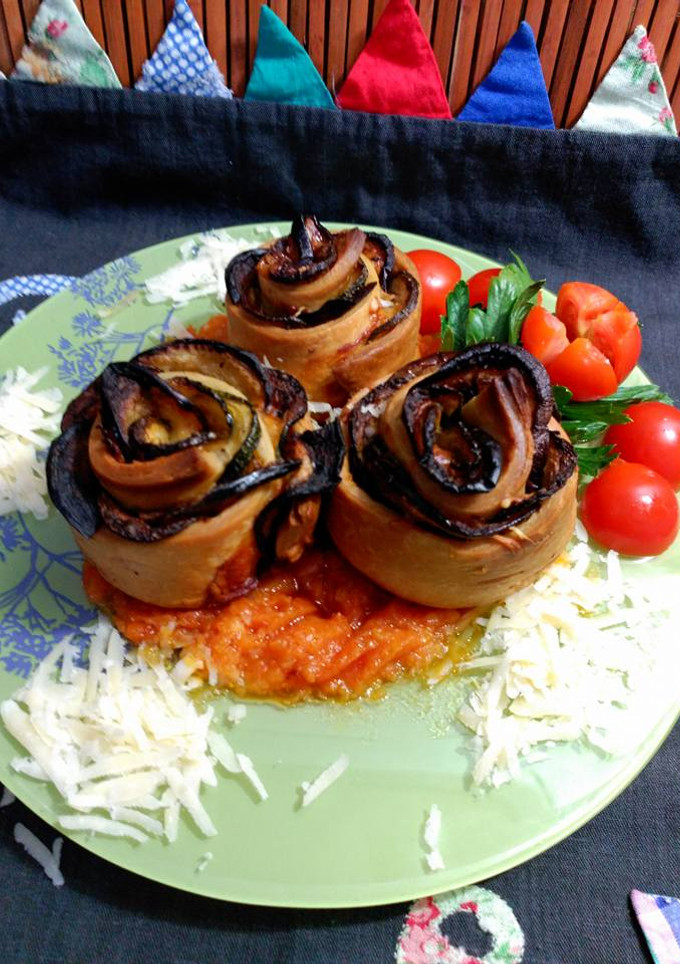 Una foto de Rosas de hojaldre, de berenjena y calabacin.