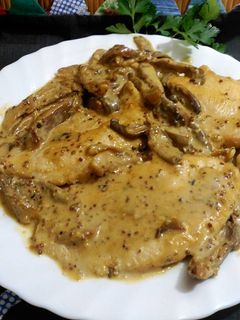 Una foto de Filetes de pollo con setas, miel y mostaza 