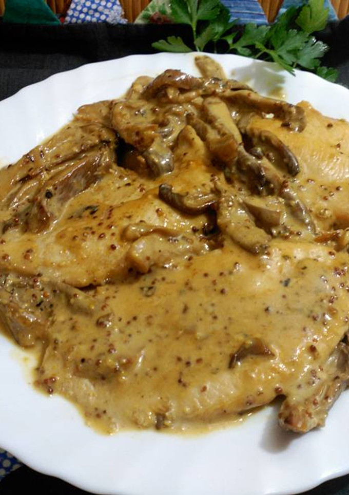 Una foto de Filetes de pollo con setas, miel y mostaza 