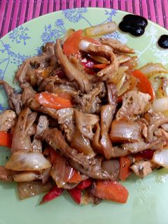 Una foto de Salteado de pollo con verduras en salsa agridulce
