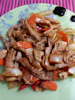 Una foto de Salteado de pollo con verduras en salsa agridulce