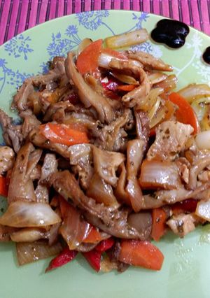 Una foto de Salteado de pollo con verduras en salsa agridulce