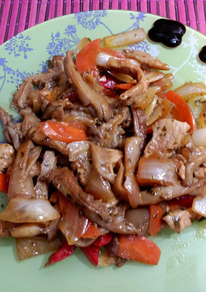 Una foto de Salteado de pollo con verduras en salsa agridulce