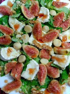 Una foto de Ensalada de higos, rulo de cabra, canónigos y nueces