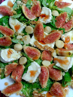 Una foto de Ensalada de higos, rulo de cabra, canónigos y nueces