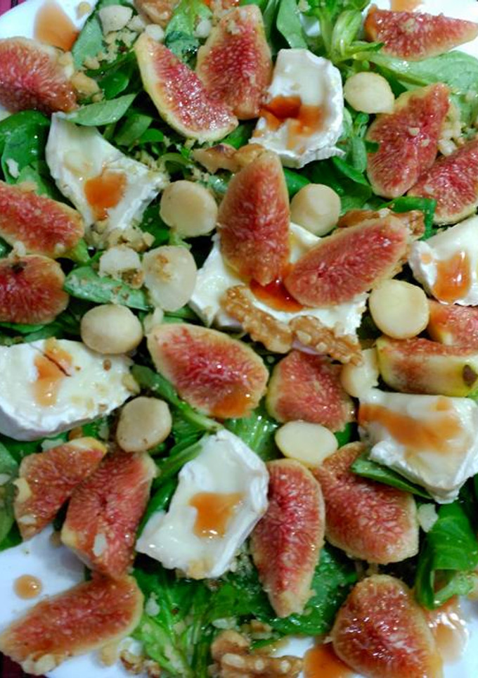 Una foto de Ensalada de higos, rulo de cabra, canónigos y nueces