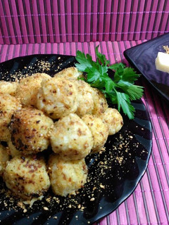 Una foto de Bolitas de patata con parmesano rallado