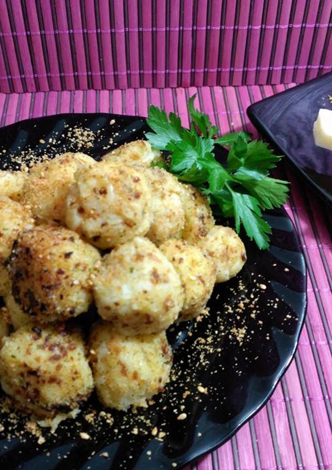 Una foto de Bolitas de patata con parmesano rallado