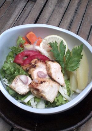 Foto resep salad sehat lengkap dressing olive oil lemon