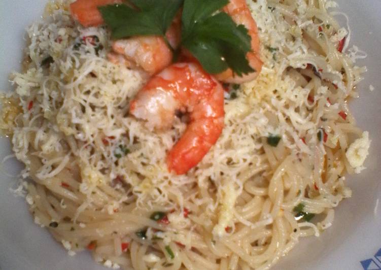 Langkah Mudah untuk Menyiapkan spaghetti aglio olio with shrimp, Sempurna