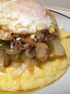 Una foto de Polenta con cebolla agridulce y champiñones