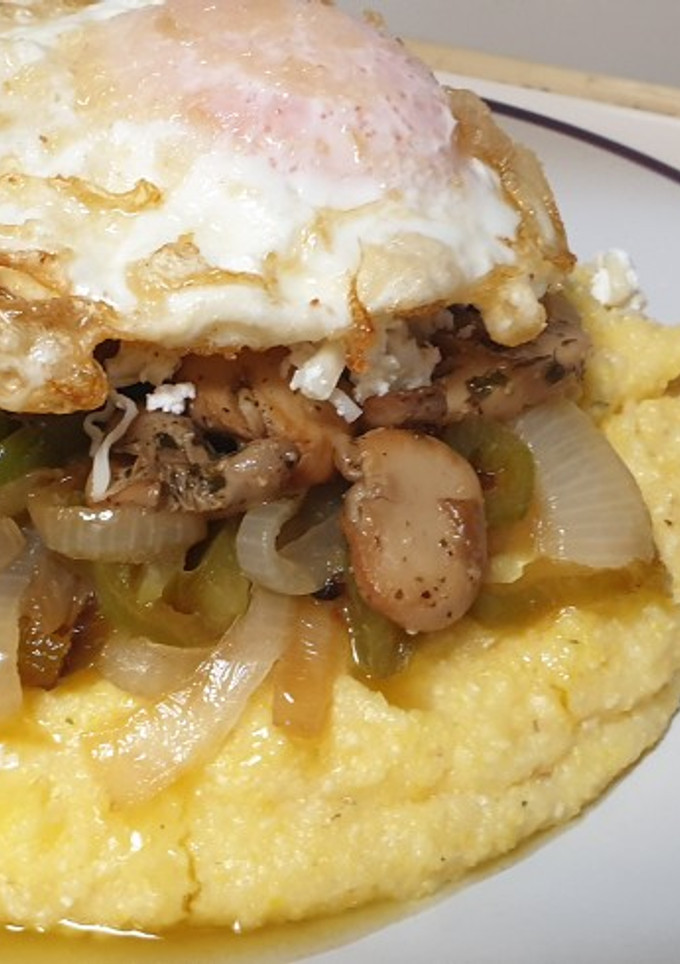Una foto de Polenta con cebolla agridulce y champiñones
