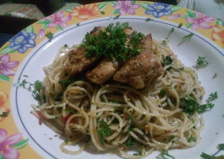 Cara Gampang Menyiapkan Pasta Spaghetti Aglio Olio with Chicken Herbs, Lezat
