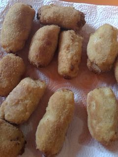 Una foto de Croquetas de queso de cabra y cebolla caramelizada