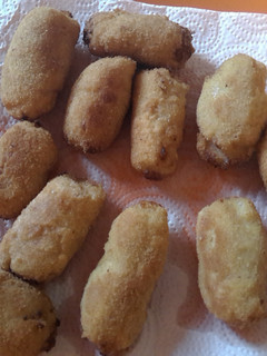 Una foto de Croquetas de queso de cabra y cebolla caramelizada