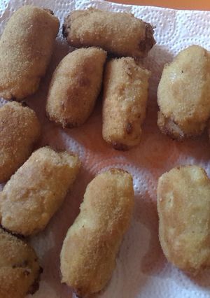 Una foto de Croquetas de queso de cabra y cebolla caramelizada