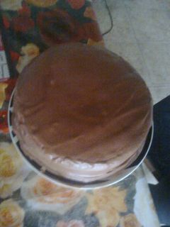 Una foto de Bizcochuelo de vainilla bañado en mousse de chocolate :)