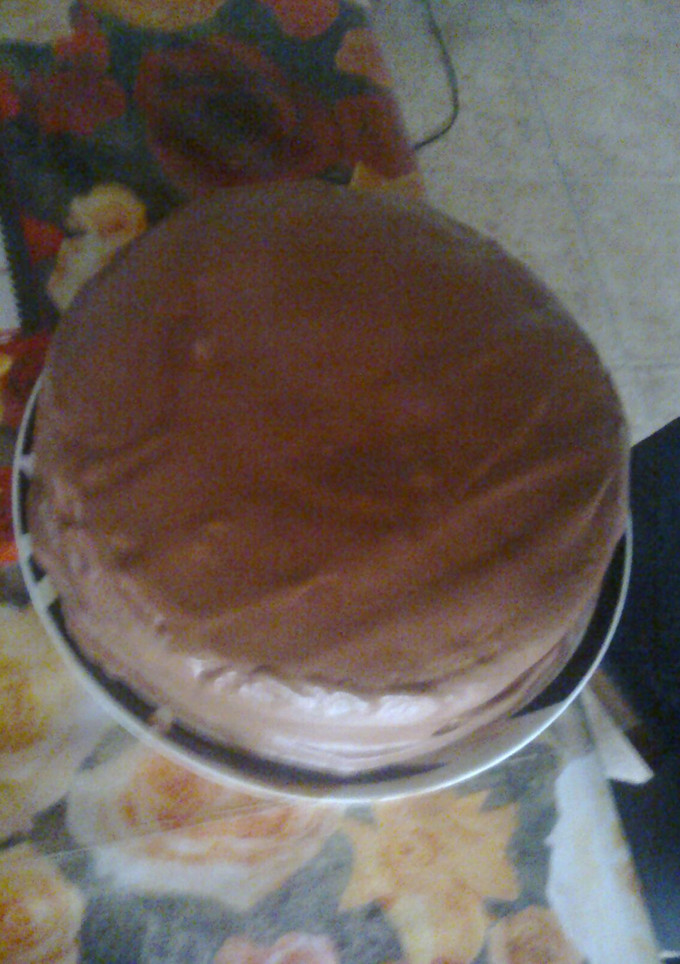 Una foto de Bizcochuelo de vainilla bañado en mousse de chocolate :)