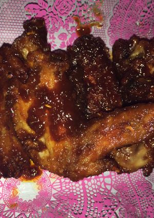 A picture of BBQ Honey Sriracha Baked Chicken Wings.