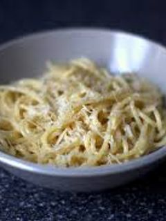 Una foto de Espagetti a la 3 quesos con mantequilla