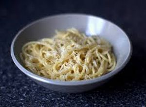 Una foto de Espagetti a la 3 quesos con mantequilla