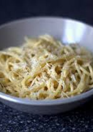 Una foto de Espagetti a la 3 quesos con mantequilla