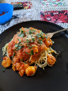 Una foto de Pasta de camarones con ajo y tomate
