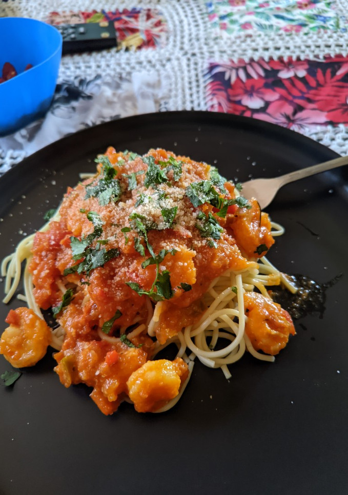 Una foto de Pasta de camarones con ajo y tomate