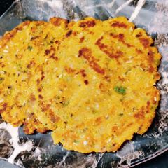 A picture of Makke ki roti with veggies.