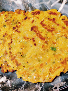 A picture of Makke ki roti with veggies.