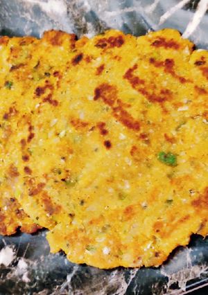 A picture of Makke ki roti with veggies.
