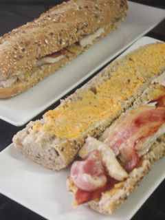 Una foto de Bocadillo de pan de semillas con pollo y beicon