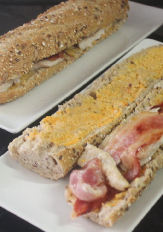 Una foto de Bocadillo de pan de semillas con pollo y beicon