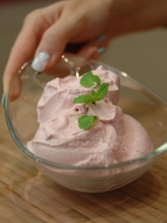 Una foto de Helado de fresa casero fácil {FitKen}