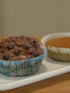 Una foto de Magdalenas veganas con frosting de chocolate 