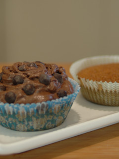 Una foto de Magdalenas veganas con frosting de chocolate