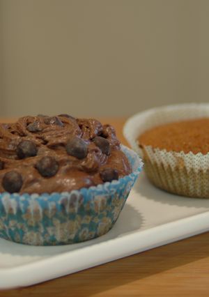 Una foto de Magdalenas veganas con frosting de chocolate 
