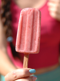 Una foto de Paletas heladas de fresa {FitKen}