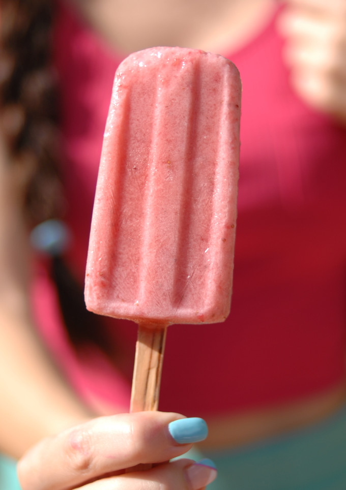 Una foto de Paletas heladas de fresa {FitKen} 