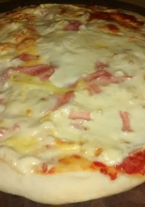 Una foto de Pizza con huevo y jamón
