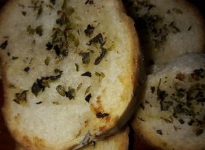 Una foto de Tostadas saborizadas con aceite y orégano