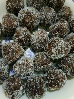 ખજૂર પાક (Khajoor Paak Recipe In Gujarati) રેસીપી મુખ્ય ફોટો
