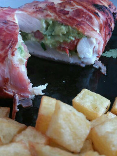 Una foto de Pechuga de pollo rellena de guacamole