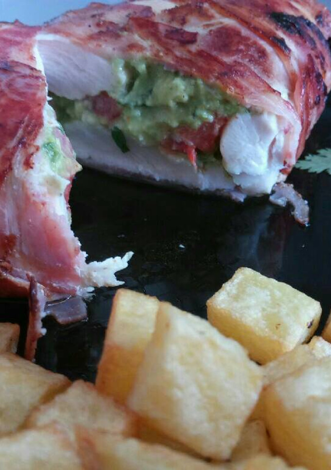 Una foto de Pechuga de pollo rellena de guacamole