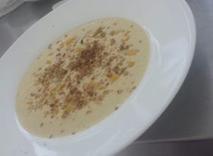 Una foto de Crema de Elotes y Polvo de Nuez