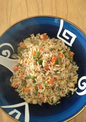 Una foto de Chow fan de vegetales con arroz integral
