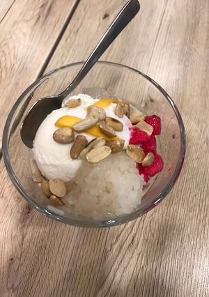 A picture of Thai coconut Icecream with fruits and sticky rice.