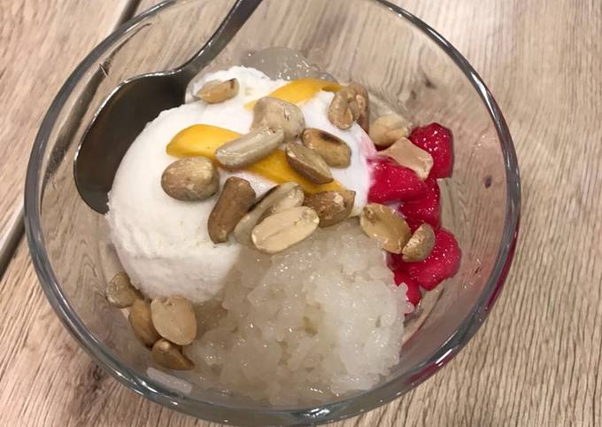 Thai coconut Icecream with fruits and sticky rice