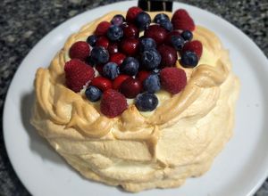 Foto principal de Pavlova rellena de crema pastelera con frutos del bosque
