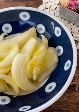 A picture of New Onion Pickles.